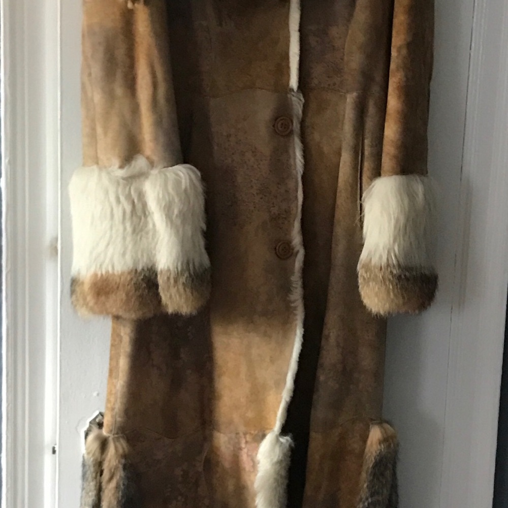 Shearling coat coyote cuffs,side vent trim,collar.